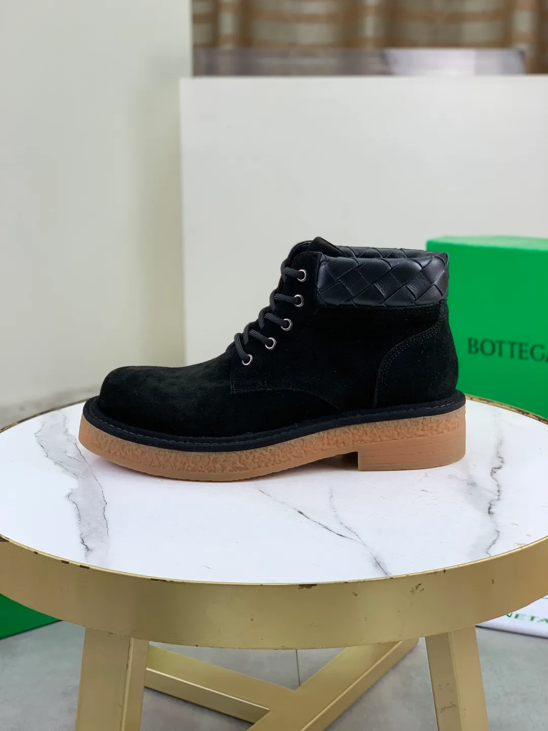 Men's men's shoes 💰P740 New model 💰 Top quality (beef tendon outsole series) 💎💎💎 BOTTEGA VENETA official website synchronizes the latest model, top version of the market's highest version of BV business leather shoes, accept material comparison, shoe type comparison, process comparison, practical and texture, versatile, suitable for any occasion, the more you look at it, the more flavorful it becomes. Pure hand-woven craftsmanship - upper material, imported original hand-woven calfskin - high-quality water-dyed sheepskin lining - original private model customized beef tendon outsole -Size: female 35-39 (34 40 customized) male 39-44 (38 45 customized) Comes with original BV green box, complete packaging.